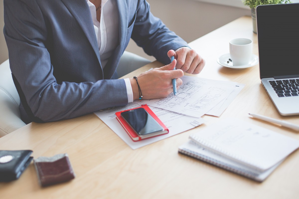 man-wearing-blue-blazer-on-business-meeting-picjumbo-com